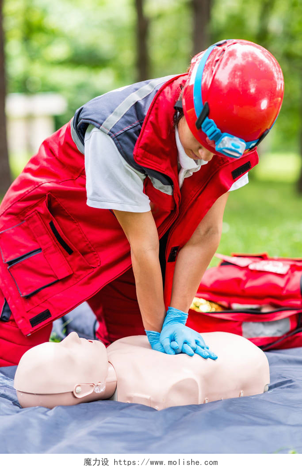 户外女救生员进行腹腔按压急救女性 cpr 在户外的 cpr 训练